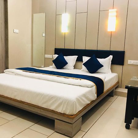 Hotel Blue Berry Gandhinagar Luaran gambar
